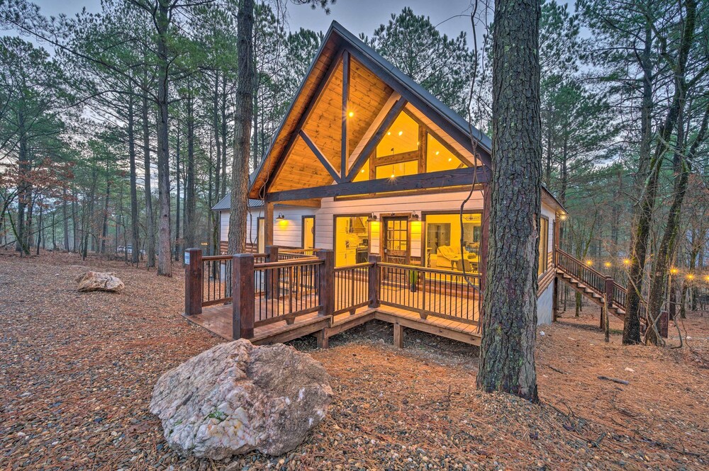 Modern Cabin w/ Hot Tub: 1 Mi From Hochatown! view 4