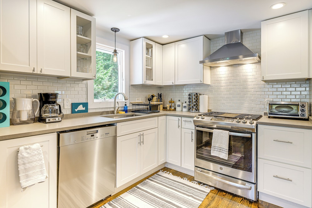 3 Mi to Mashpee Commons: Family Home w/ Fireplace