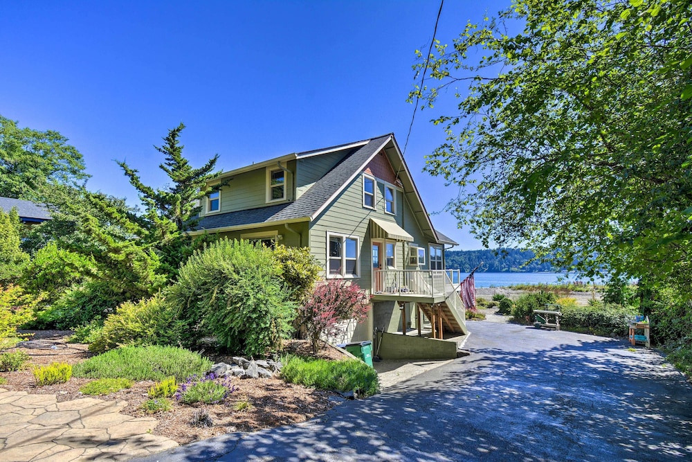 Direct Beach Access: Getaway on Port Orchard! view 2