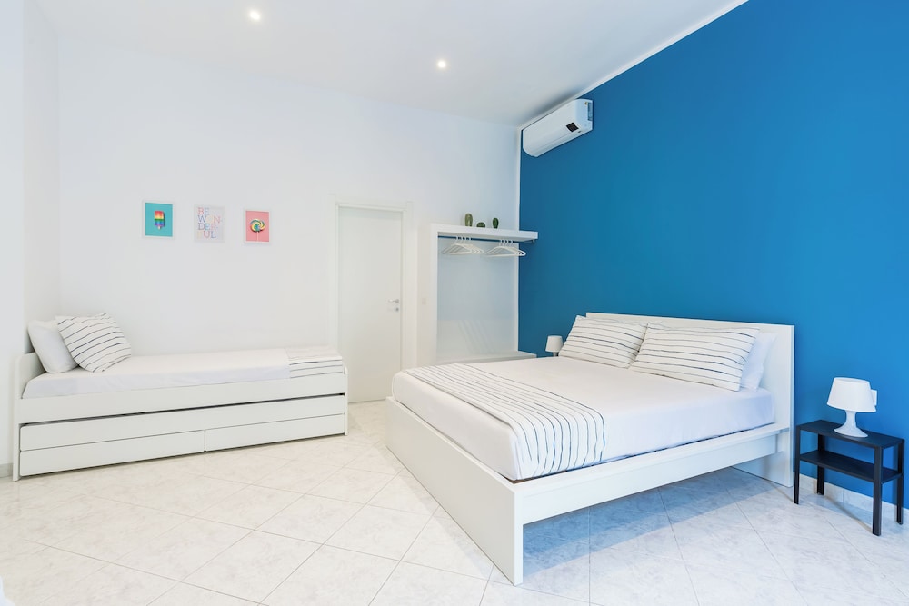 White&Blue Apartment at Sanità by Wonderful Italy