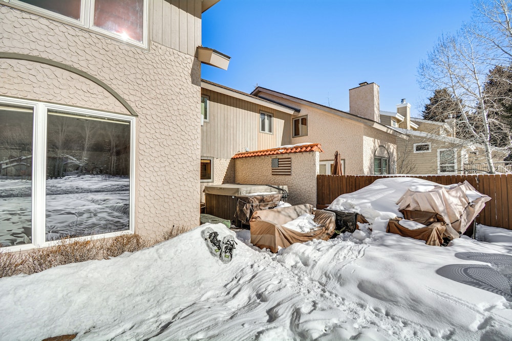 Mtn-view Patio & Hot Tub: Home in Avon