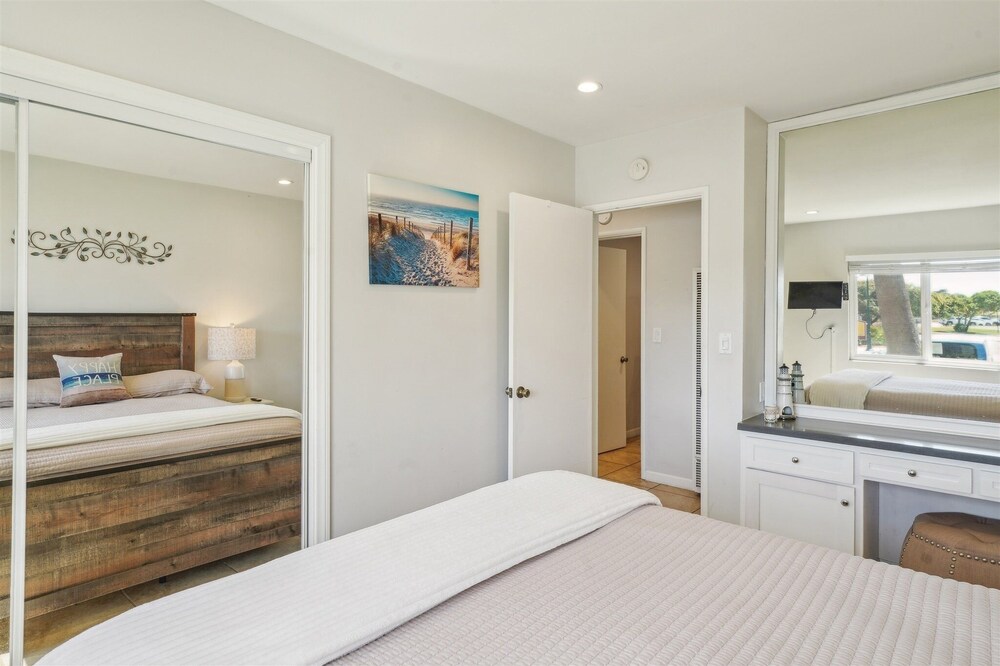 Beautiful 2 Bed Beach Condo #104 2 Bedroom Condo by RedAwning