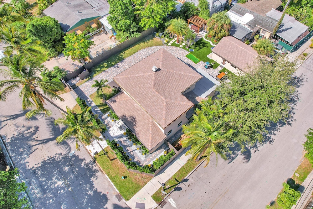 Immaculate 3-bed House in West Palm Beach view 5