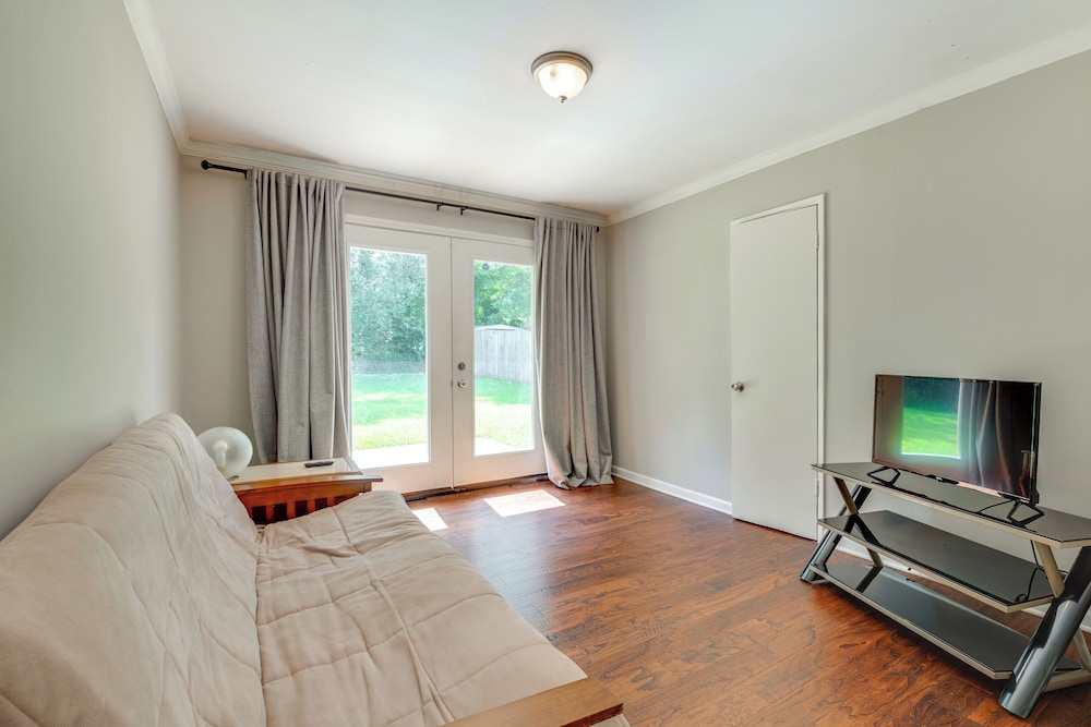 Inviting Home w/ Backyard: 8 Mi to Dtwn Atlanta!