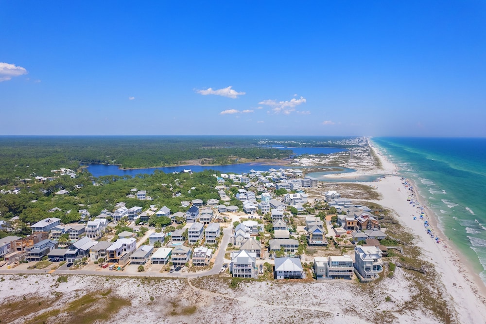 As You Like It by Avantstay Steps to Beach Bikes Sleeps 18