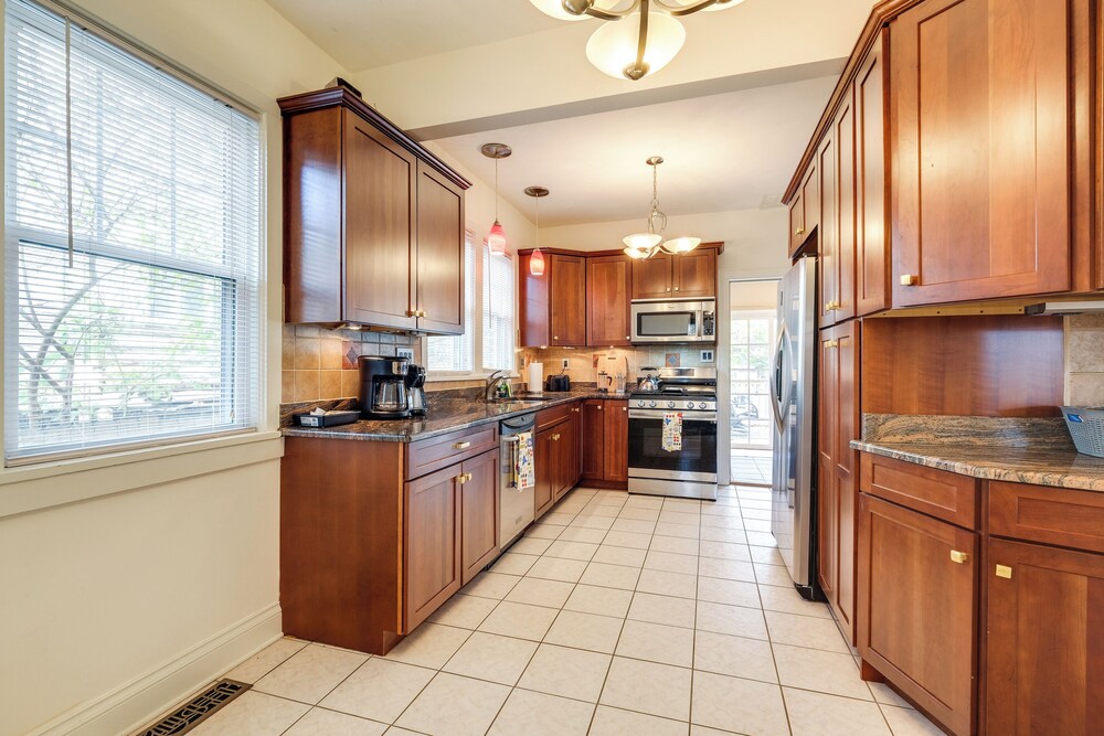 Walk to The Grandin Theatre: Roanoke Unit w/ Yard!