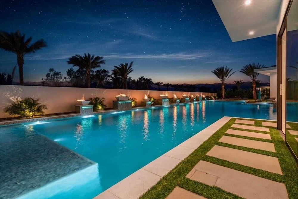Sleeps 23 Luxury Villa w/ Pool, Hot Tub & Pickleball Court Bravo Villa 10