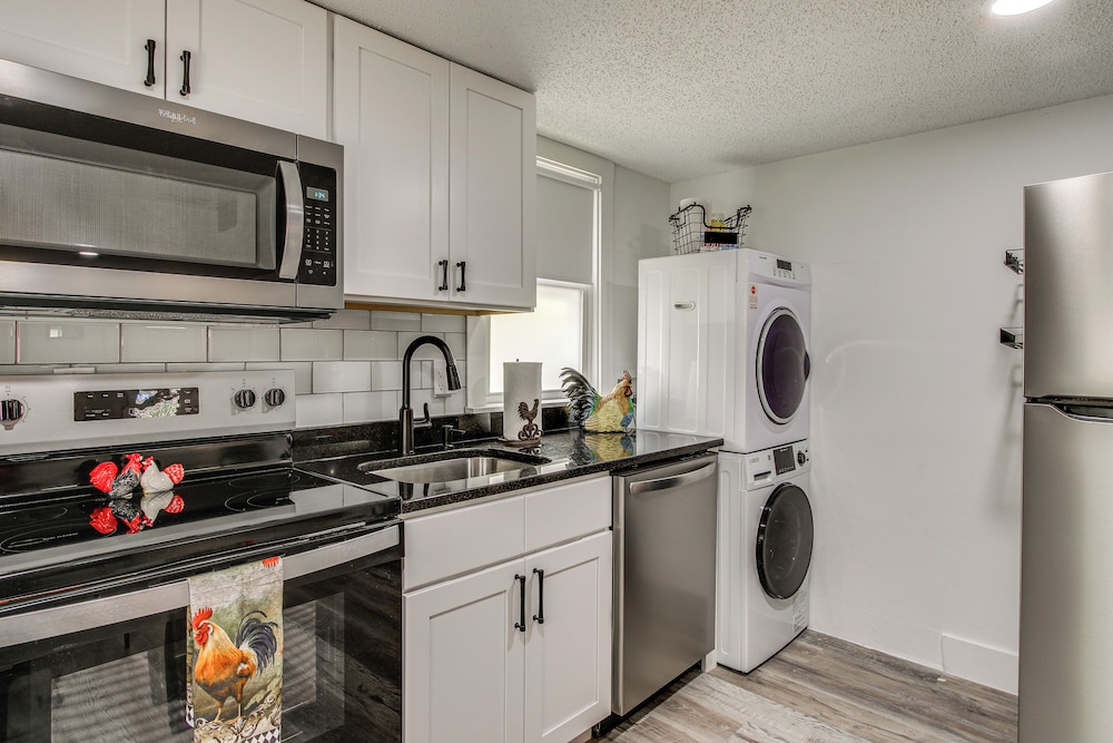 2 Mi to USC Campus: Peaceful Apartment w/ Yard