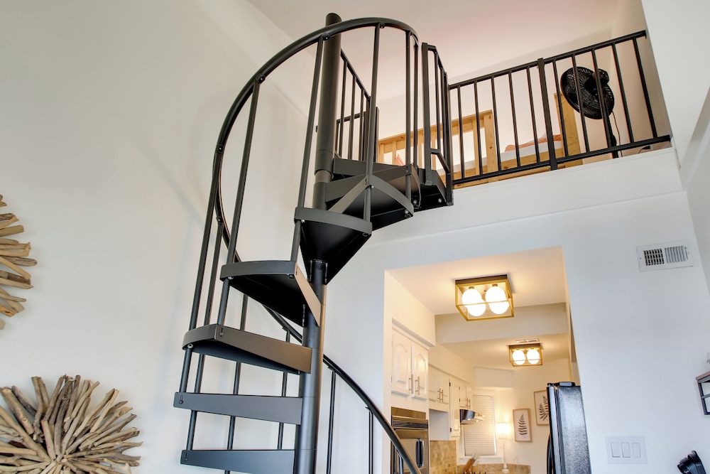 Million-dollar Views: Condo on Lake Hamilton!