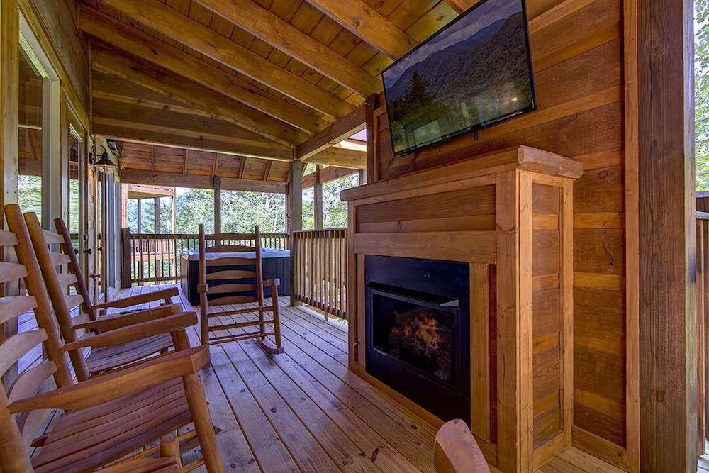 Grin Inn Bear It - 2 Bedrooms, 2 Baths, Sleeps 6 Home by RedAwning