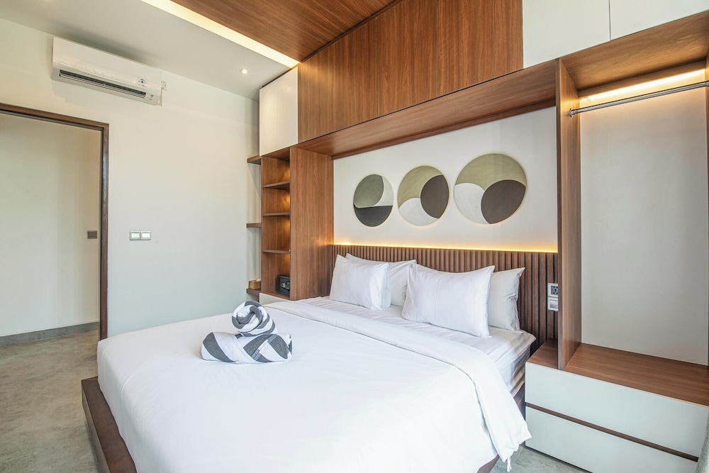 Tropical Elegance 5BR Canggu Villa Near Beach