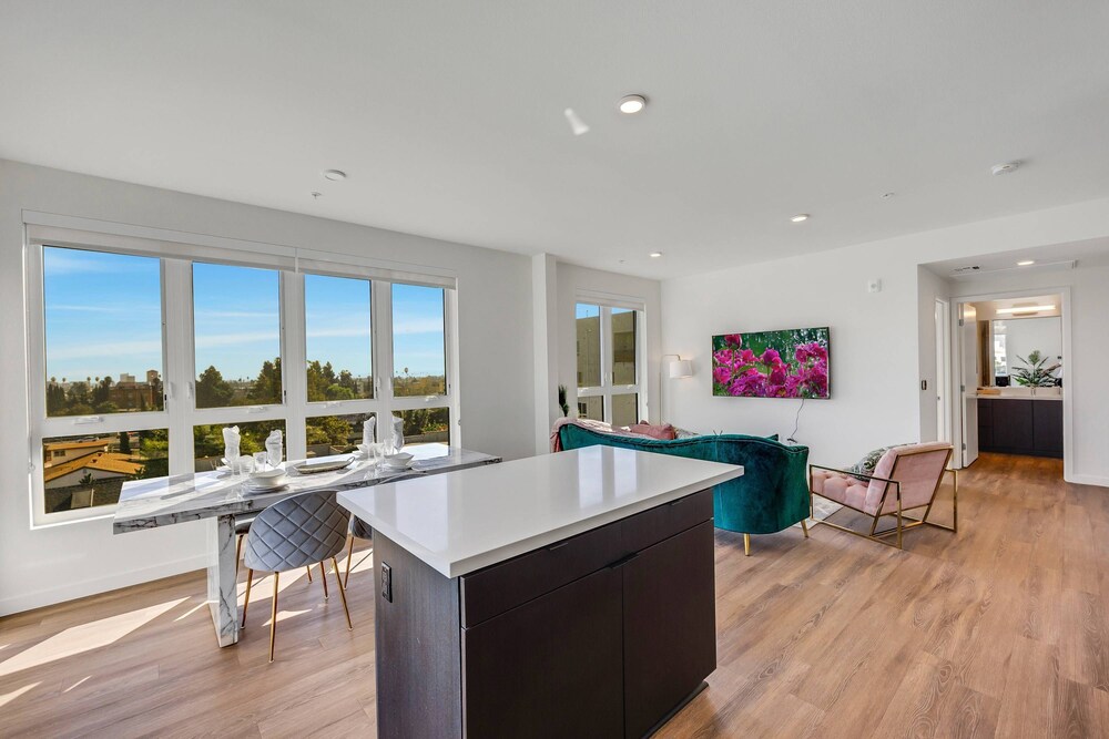 Luxury 2BR Hollywood Pool View by Oneluxstay