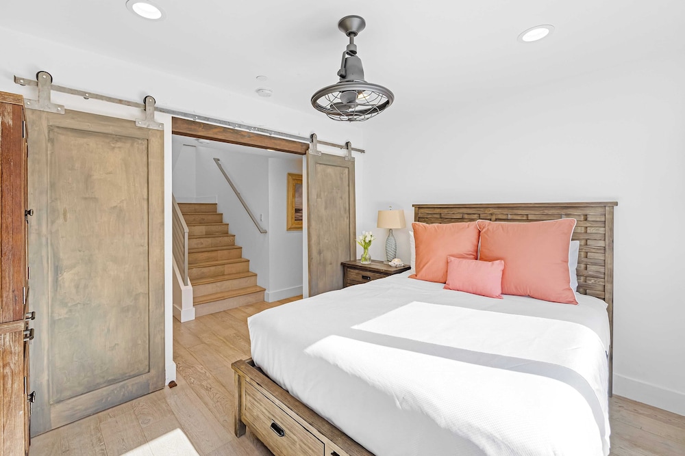 200 East Balboa Oceanview Rooftop Steps to Sand, Pier, Boardwalk & Dining
