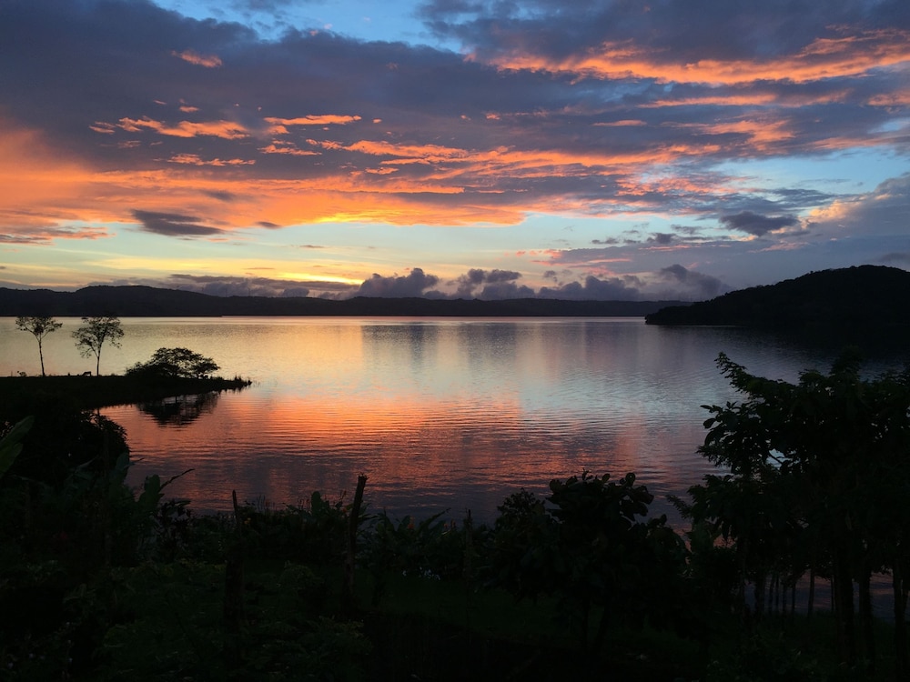 BlueBay Bugenvil Lake Lodge