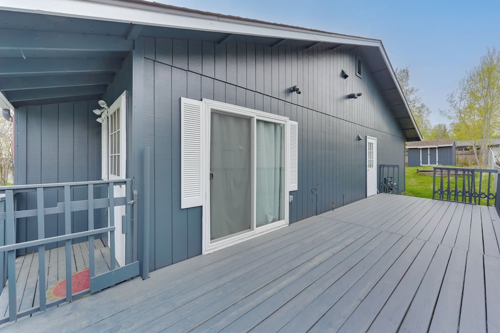 3 Mi to Alaska Zoo: Family Home in Anchorage!