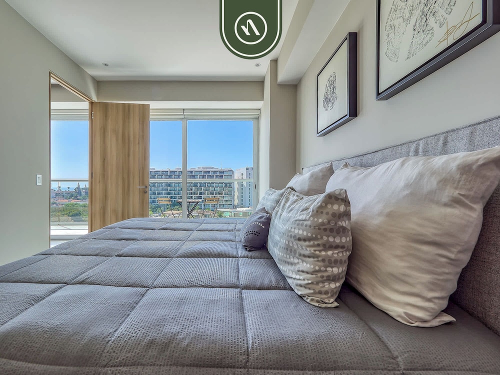 Luxury 3 BR Condo - Beach Access 1 Block Away