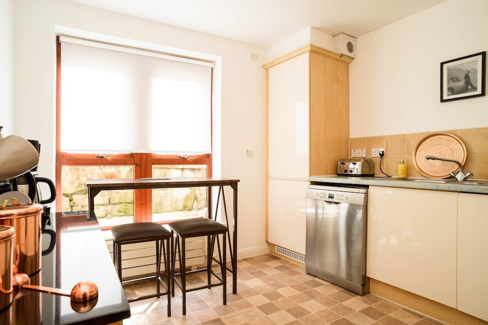 JOIVY Gorgeous Stockbridge Apt With Underground Parking