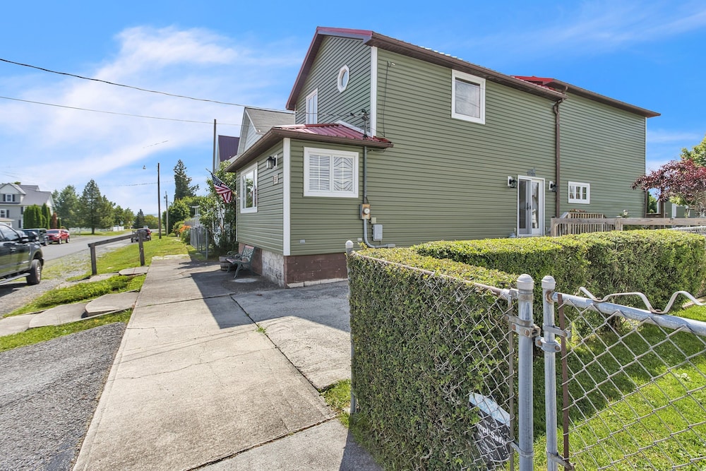 Home Port - Spacious Retreat In Prime Location 4 Bedroom Home