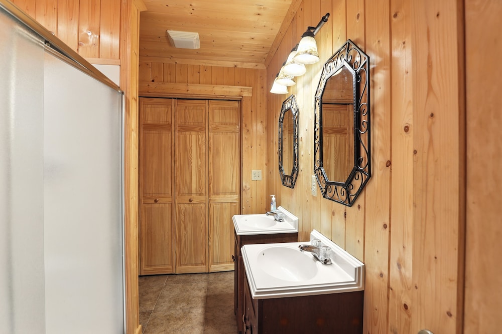 Secluded Mountain Retreat With Stunning Views 4 Bedroom Home