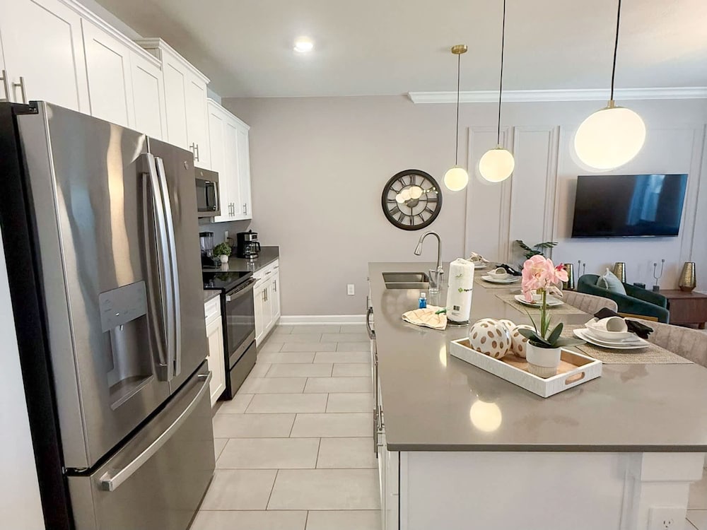 Contemporary Townhouse w Pool BBQ Sleeps 12