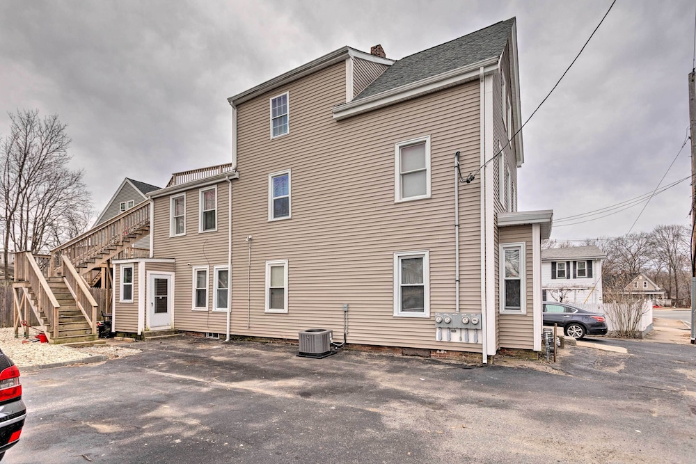 Cozy Third-story Apartment in Dtwn Brockton!