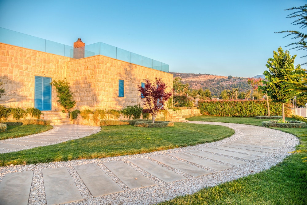 Red Oak House With Garden & Terrace in Assia, Batroun