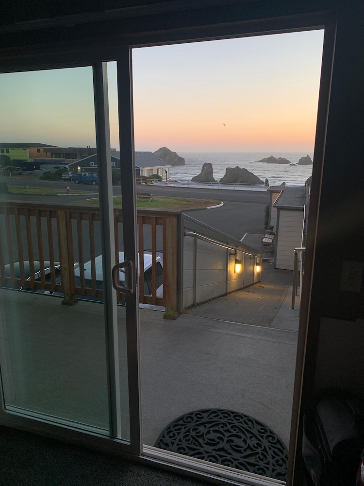Sunset Oceanfront Lodging