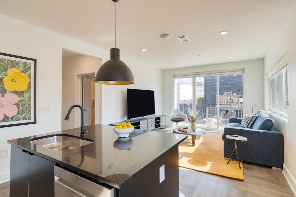 The Carter 505 by Avantstay 4BR Balcony