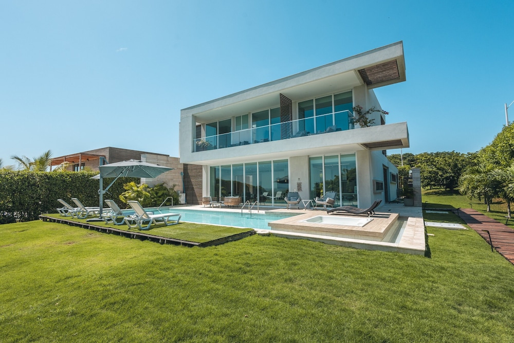 Tropical Villa w Pool Dock Access