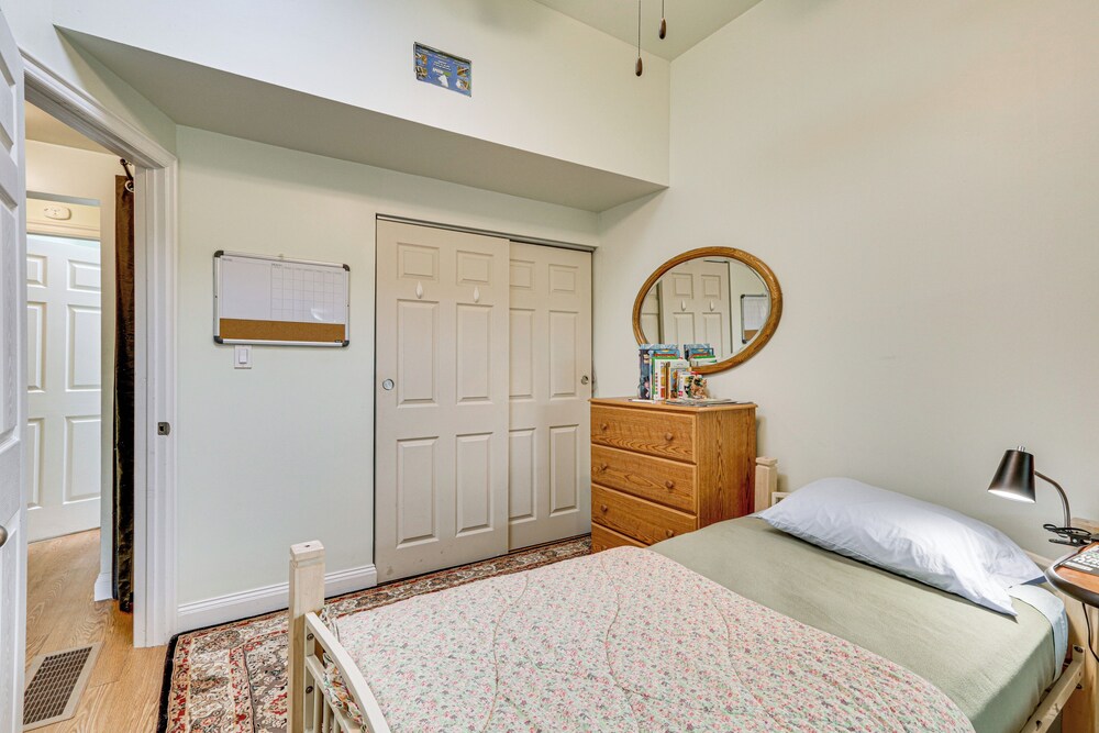 7 Mi to Dtwn Portland: Quiet Yet Central Home