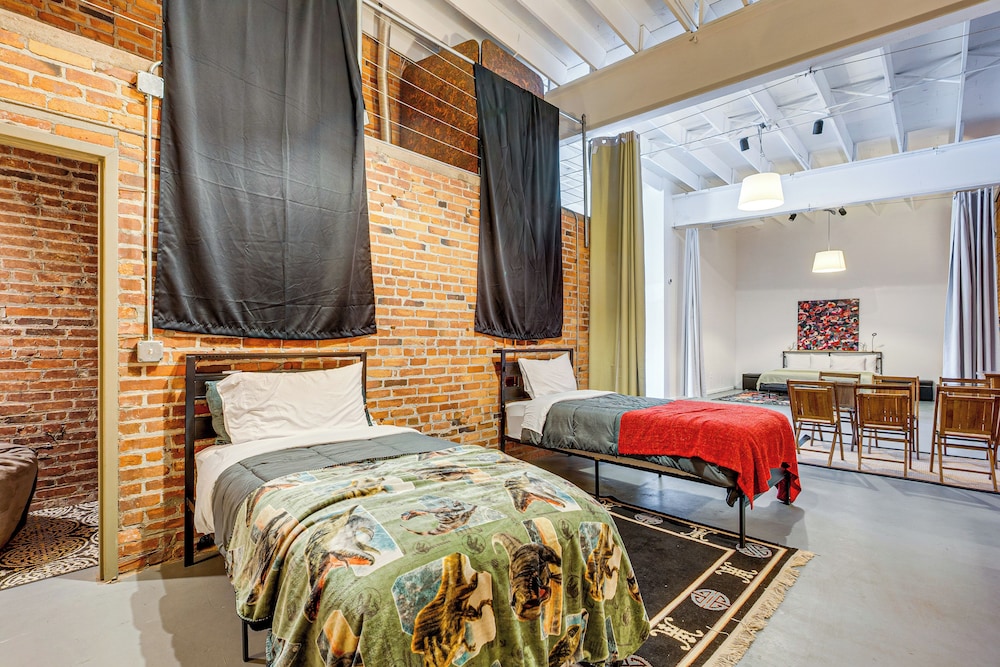 Walk to Huntington Center: 5,000-sq-ft Dtwn Apt