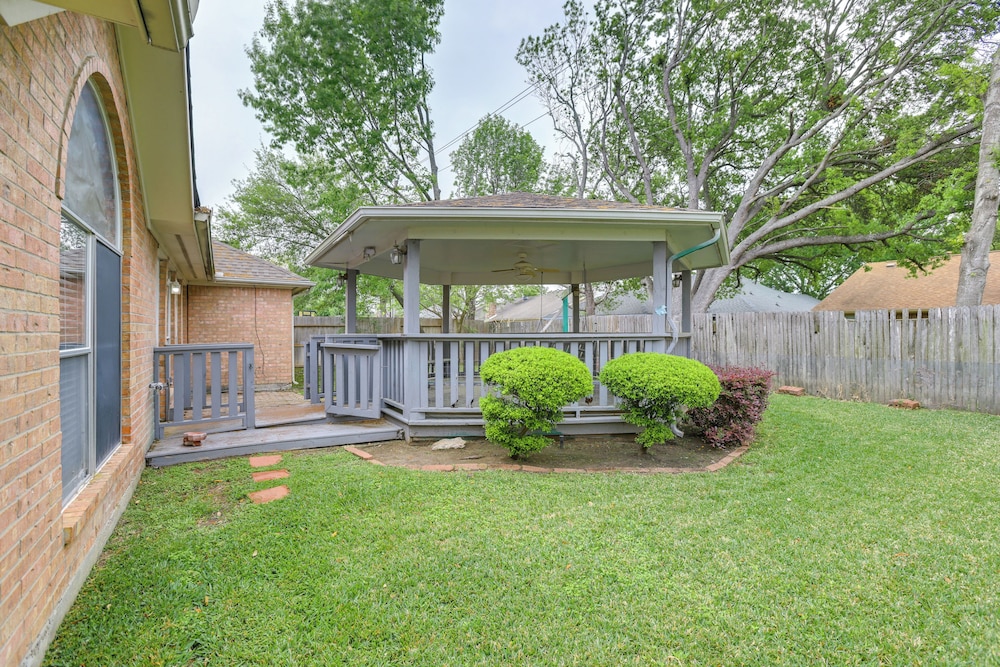 Private Yard + Gazebo: Quiet Houston Home