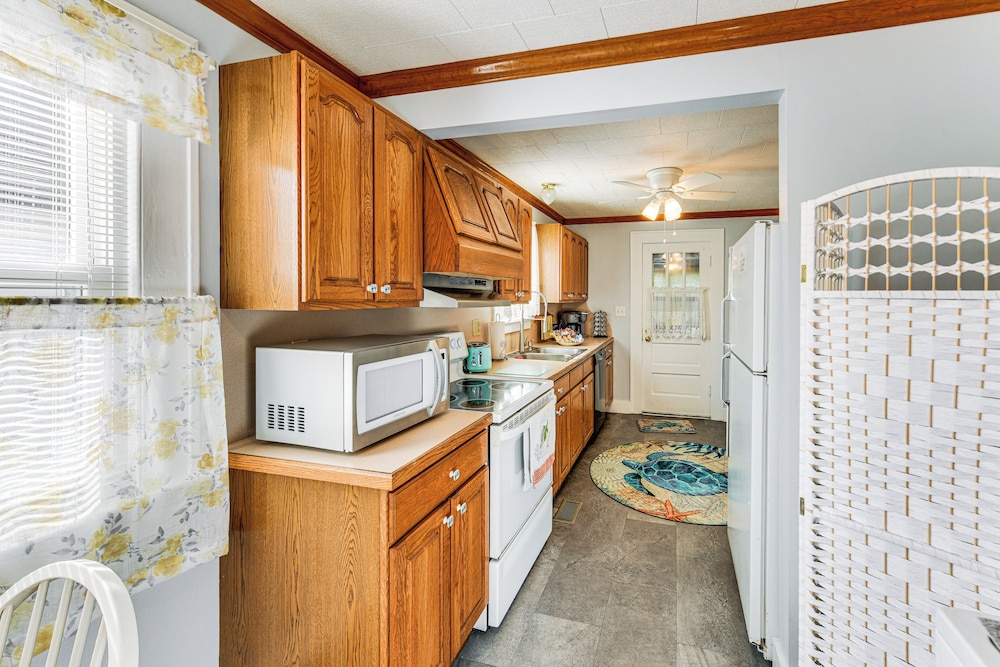 Cottage w/ Yard in Dtwn Chincoteague!
