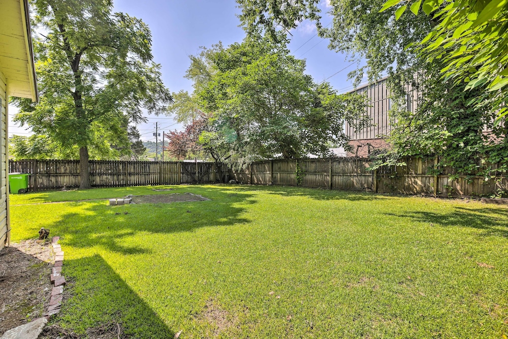 Quaint Leeds Studio w/ Yard ~ 18 Mi to Birmingham! view 4