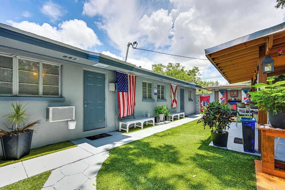Outdoor Entertainment Area: Clearwater Condo!