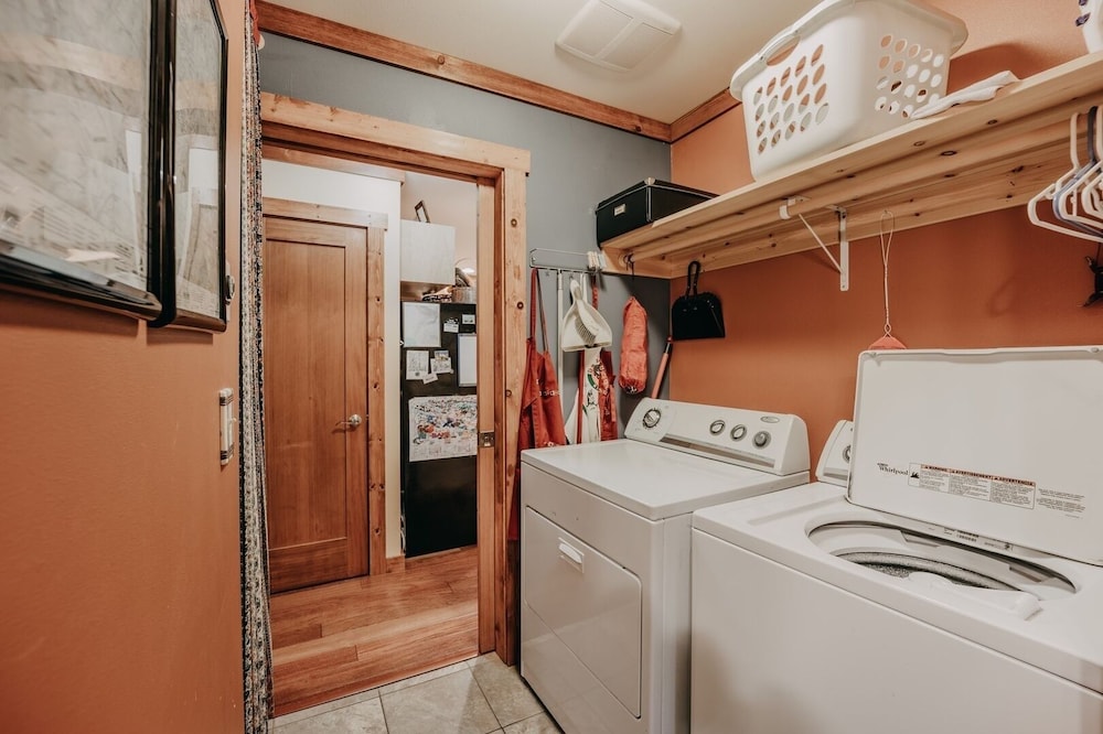 21gs - Log - Pets Ok - Sleeps 6 3 Bedroom Home by RedAwning