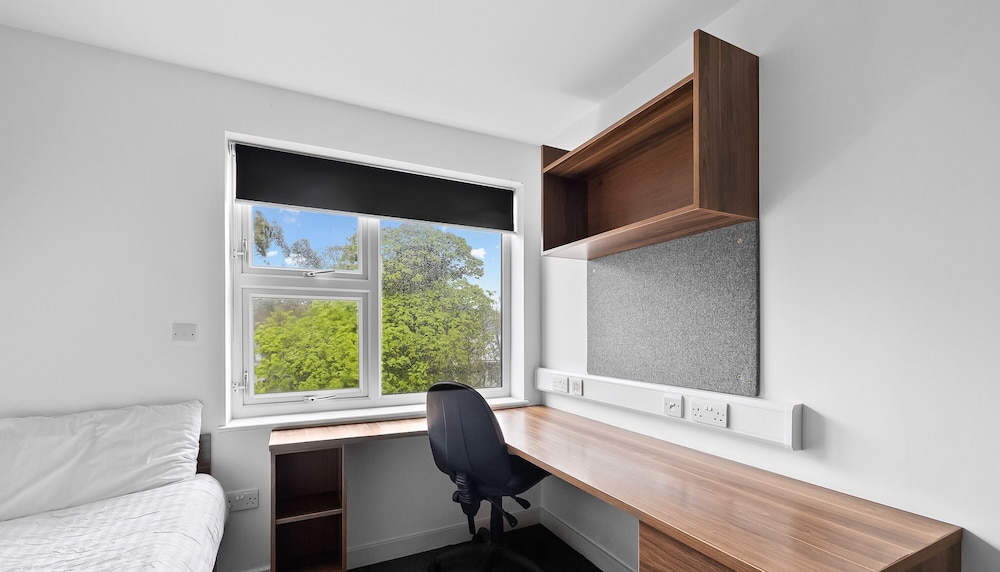 8 Bed Apartment @ Derriford Stays by Pureserviced