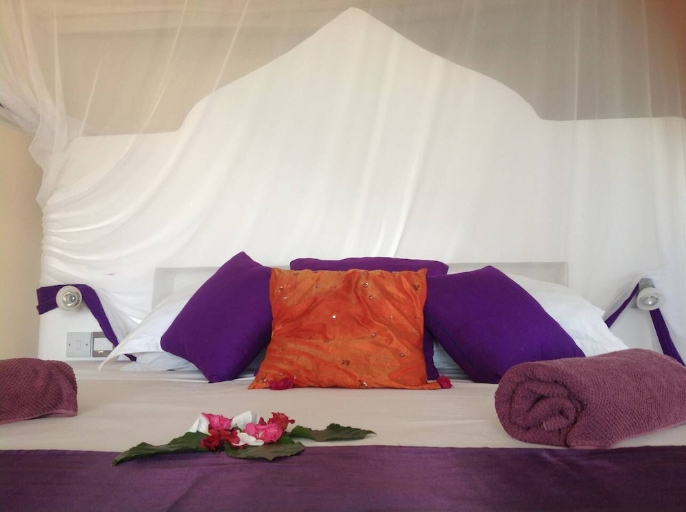 Villa - Right on the Beach, Under the Coconut Trees, Sleeps 10, Pool, Chef view 3