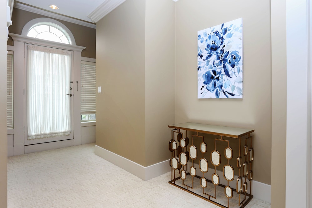 Grand 4 Bedroom Vacation House near Vancouver Downtown view 2