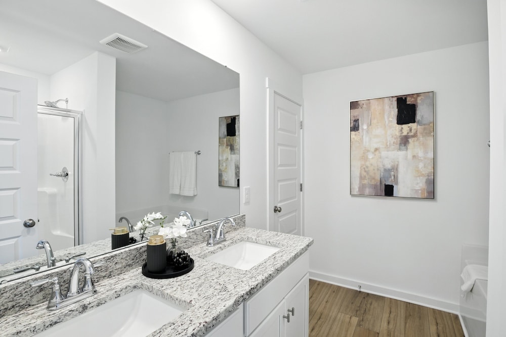 New modern Townhouse, 3BR, 2.5B, near Mid City