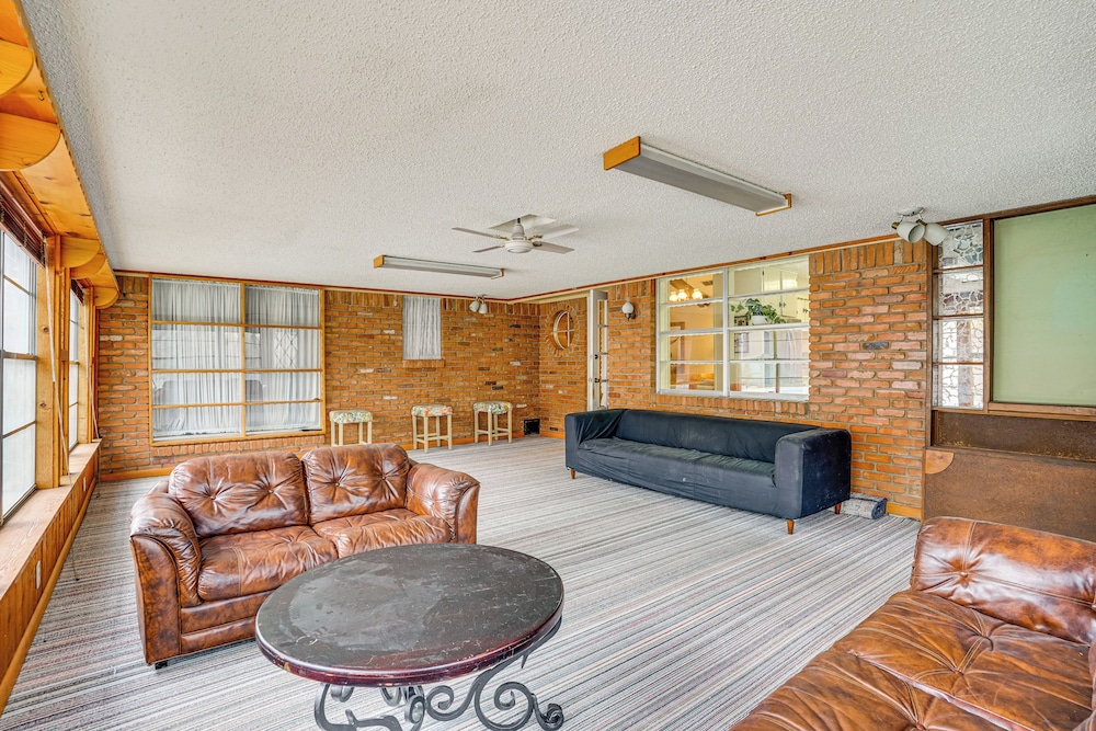 Karaoke Ready! Fort Worth Area Home w/ Pool