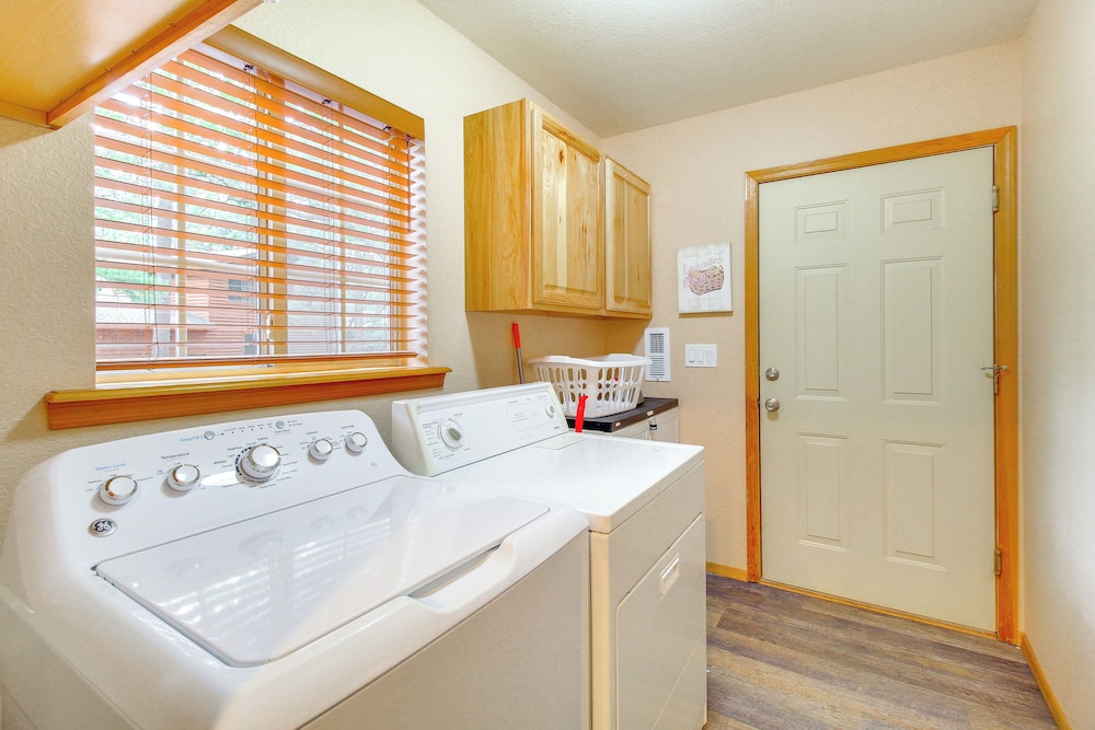 4 Mi to Lake: Pet-friendly Cabin in Pinetop view 3