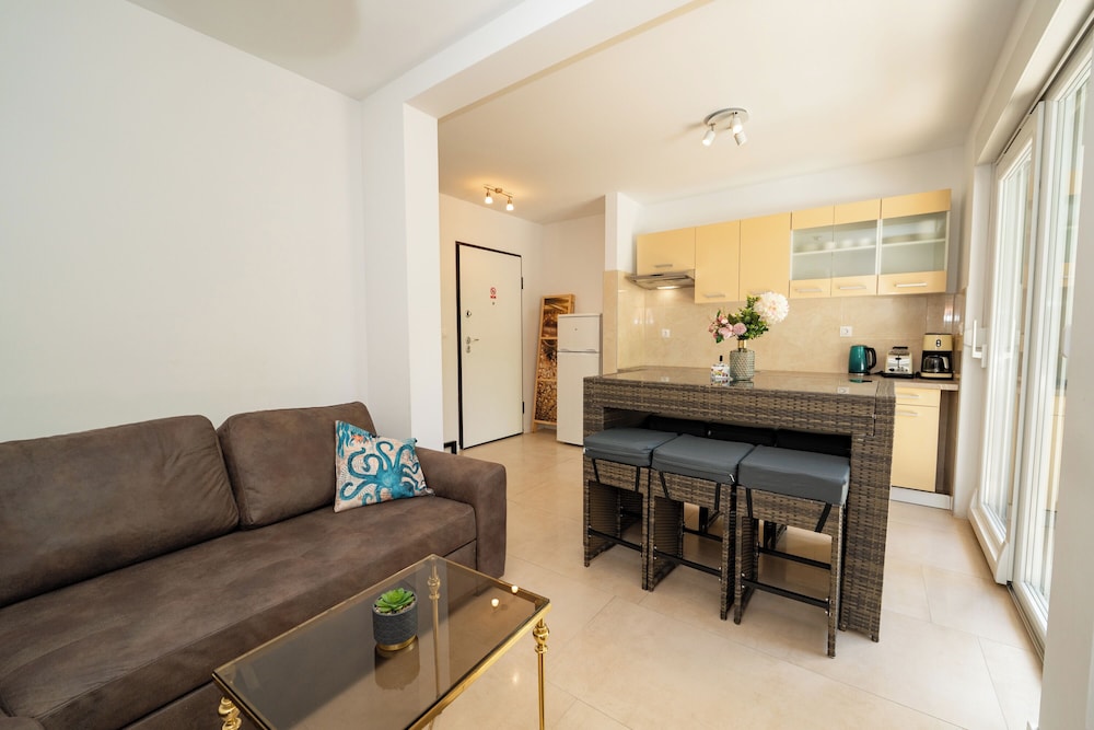 Sunset B Apartment with Private Jacuzzi