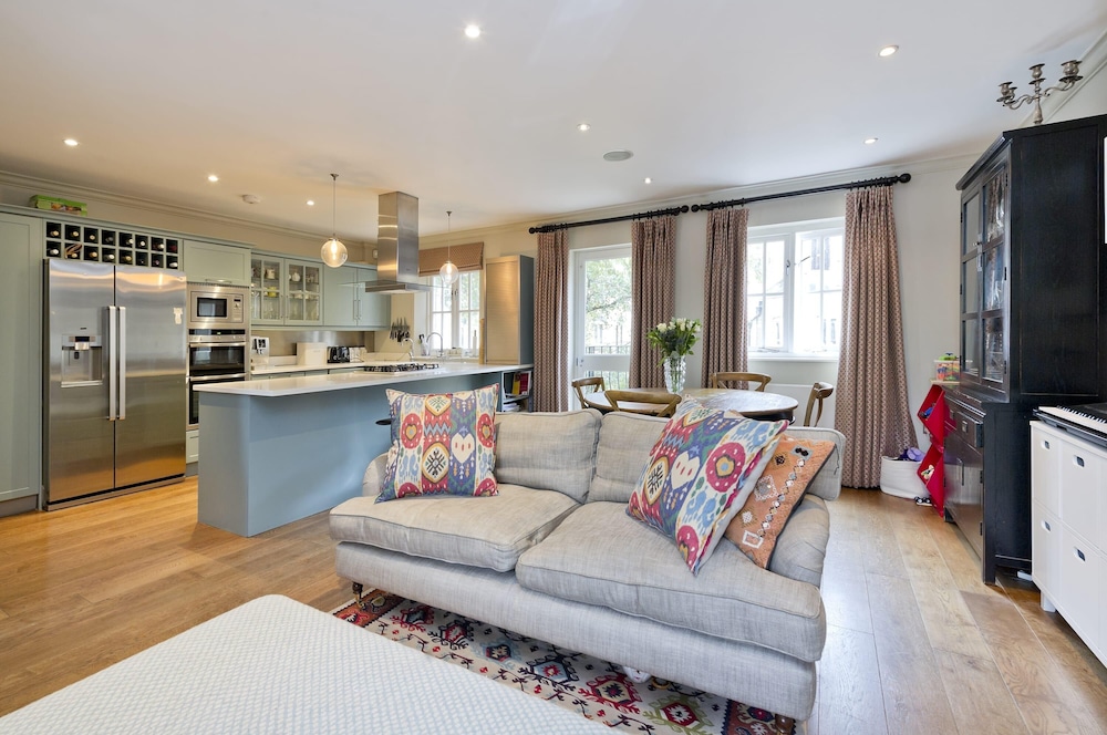 Delightful 3-bed Family Home Bayswater