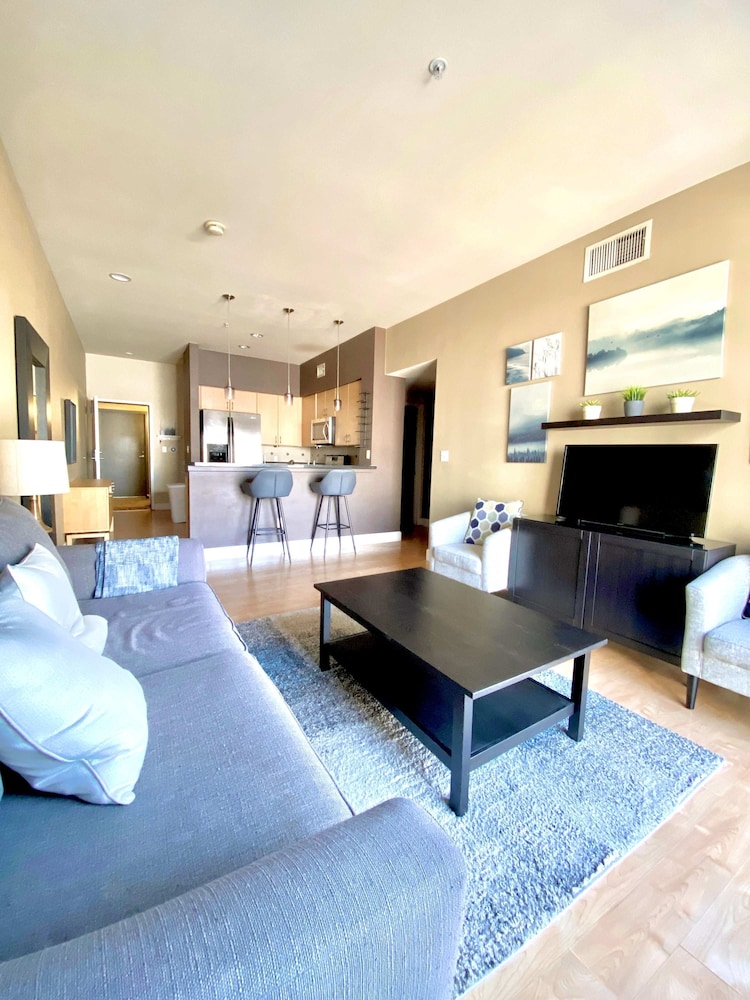 Allura Gaslamp Pool Spa Gym Extra Office Nook