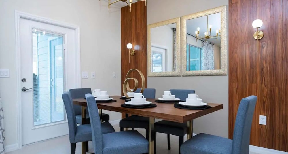 Modern 5BR Townhouse w Private Pool Near Disney