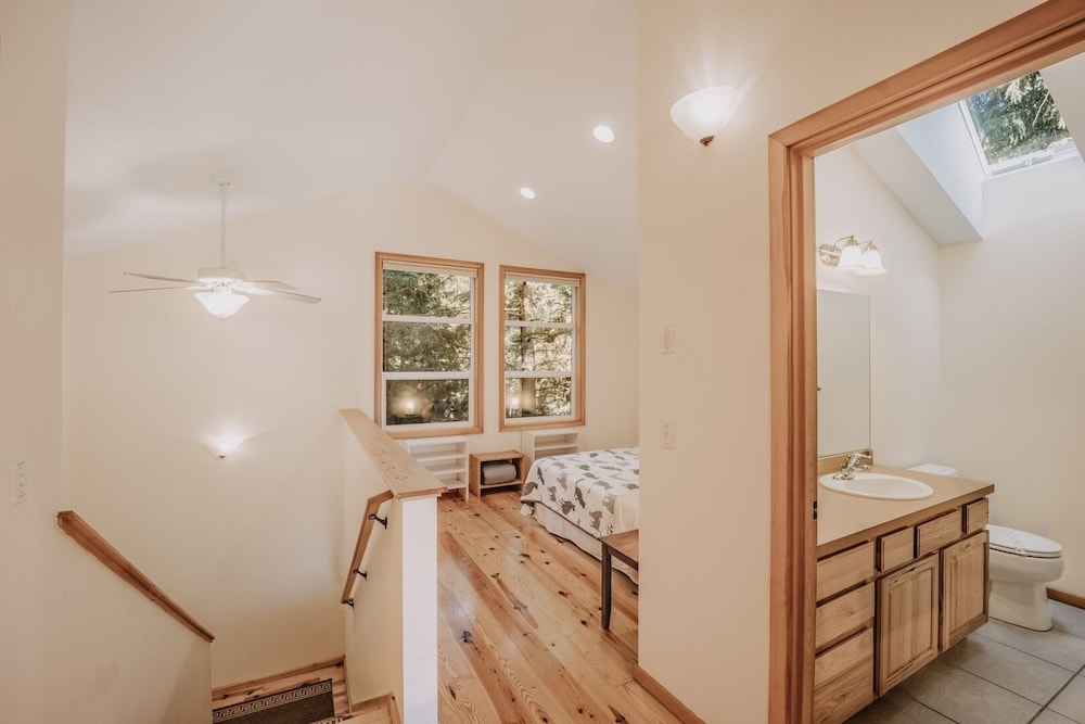 70mbr- Hot Tub - Bbq - Wi-fi - Pets Ok - Sleeps 8 3 Bedroom Home by RedAwning