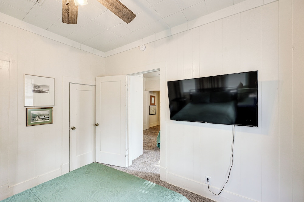 < 1 Mi to Historic Dtwn Texarkana: Charming Home!