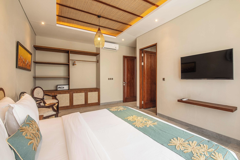 Luxury 5-bedroom Canggu Beach Villa With Scenic Ri