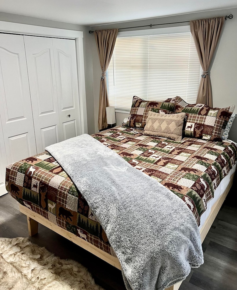 Log cabin in heart of Anchorage view 4